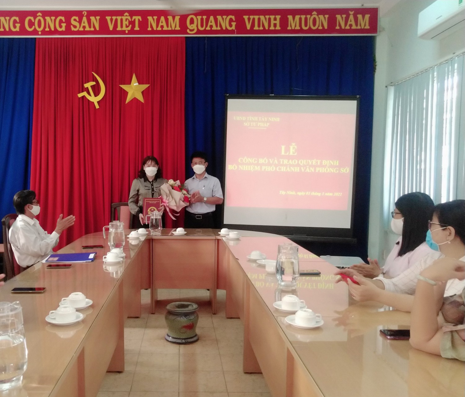 Lễ công bố và trao Quyết định tiếp nhận, bổ nhiệm bà Phan Thị Kim Mai giữ chức vụ Phó Chánh Văn phòng Sở Tư pháp